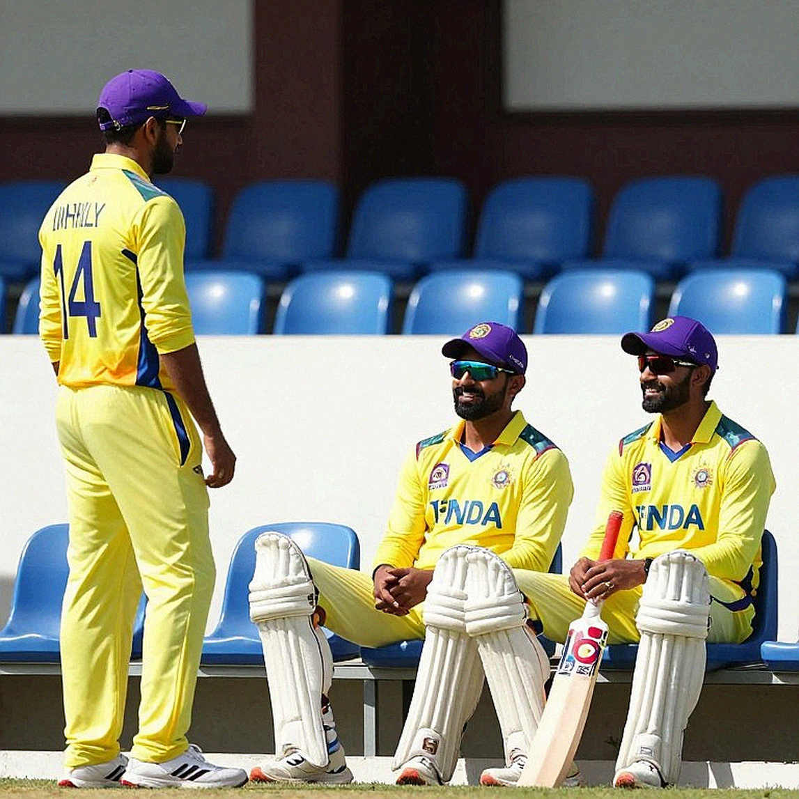 মাঝমাঠের দরজা: গালফ–উপমহাদেশের ট্রান্সফার উইন্ডোয় টাকা কোথায় যায়, আর কে থাকে বাদ